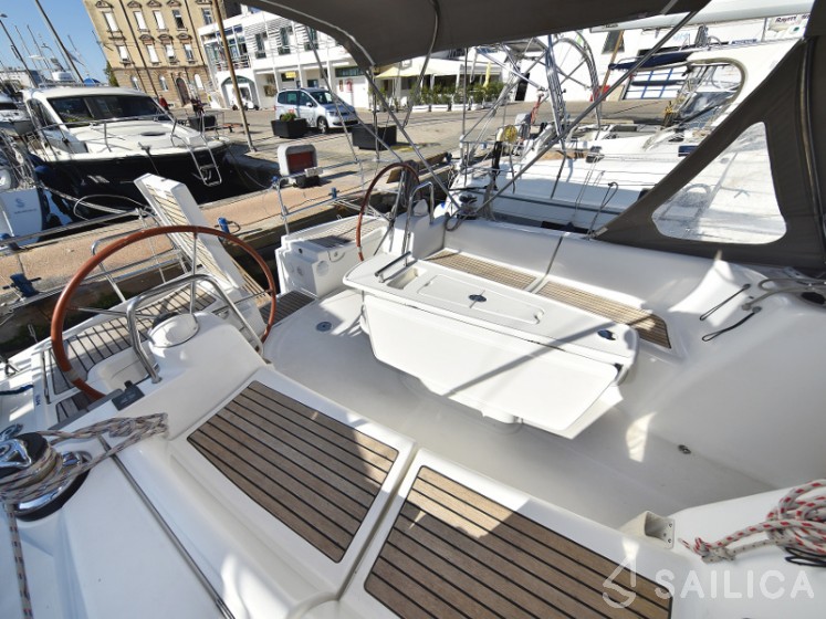 Oceanis 40 - Yacht Charter Sailica