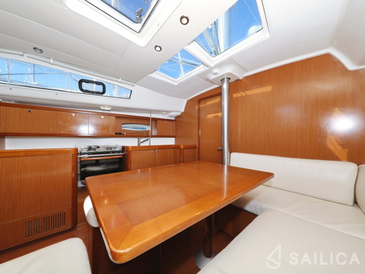 Oceanis 40 - Yacht Charter Sailica