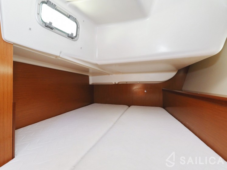 Oceanis 40 - Yacht Charter Sailica