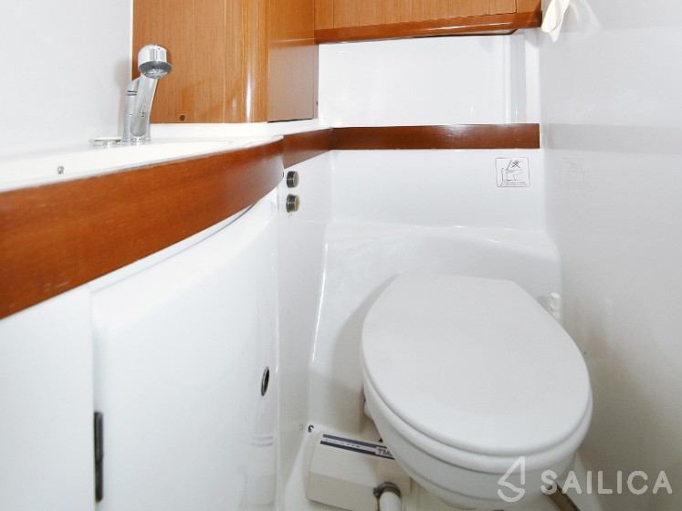 Oceanis 40 - Yacht Charter Sailica