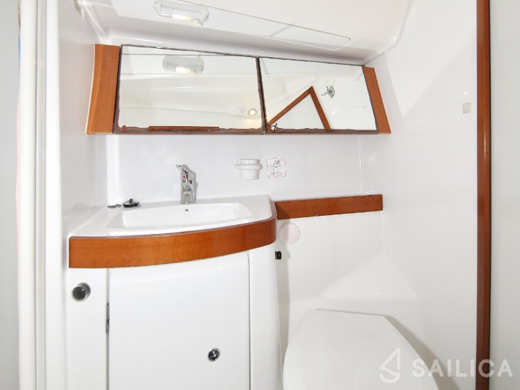 Oceanis 40 - Yacht Charter Sailica