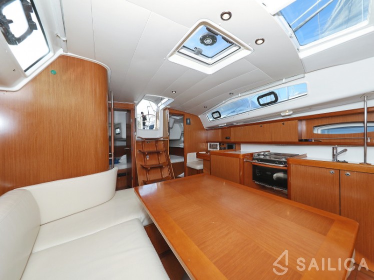 Oceanis 40 - Yacht Charter Sailica