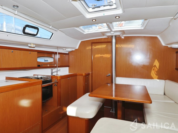 Oceanis 40 - Yacht Charter Sailica