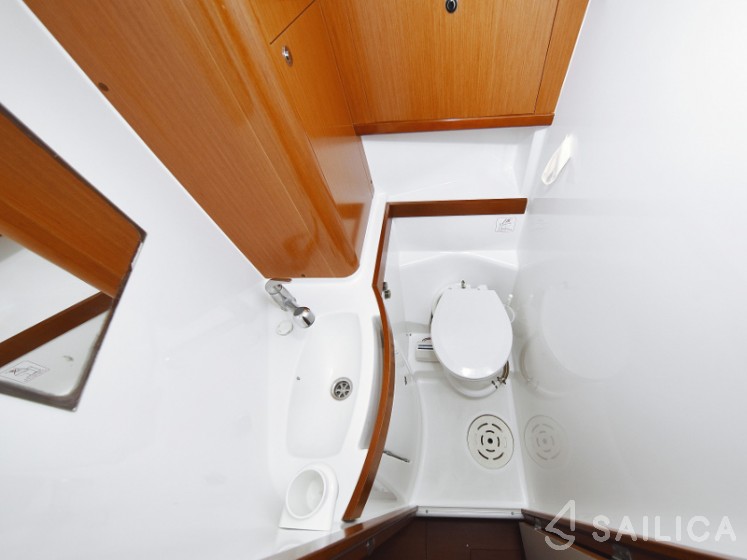 Oceanis 40 - Yacht Charter Sailica