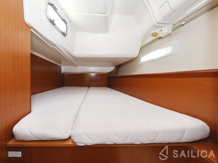 Oceanis 40 - Yacht Charter Sailica
