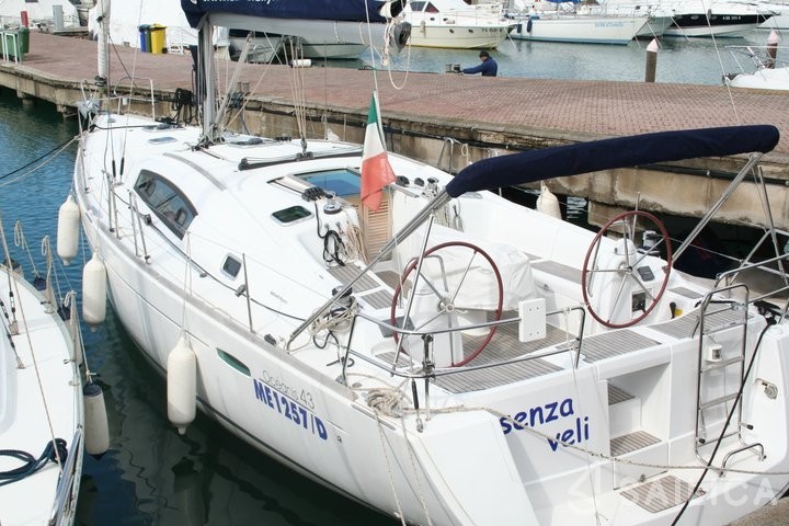 Oceanis 43 - Yacht Charter Sailica
