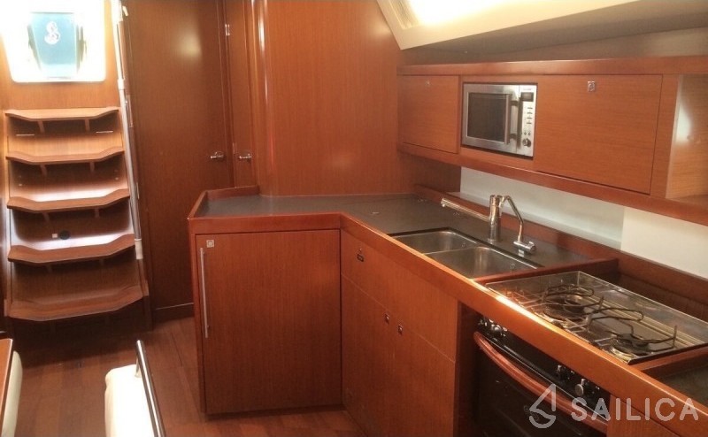 Oceanis 43 - Yacht Charter Sailica