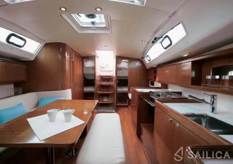 Oceanis 43 - Yacht Charter Sailica
