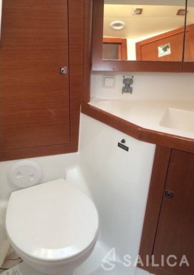 Oceanis 43 - Yacht Charter Sailica