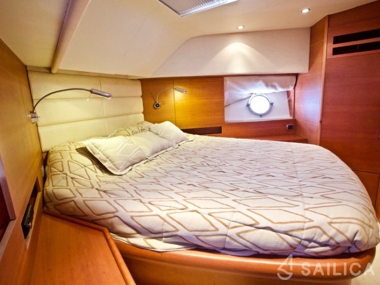 Aicon 64 Fly - Yacht Charter Sailica