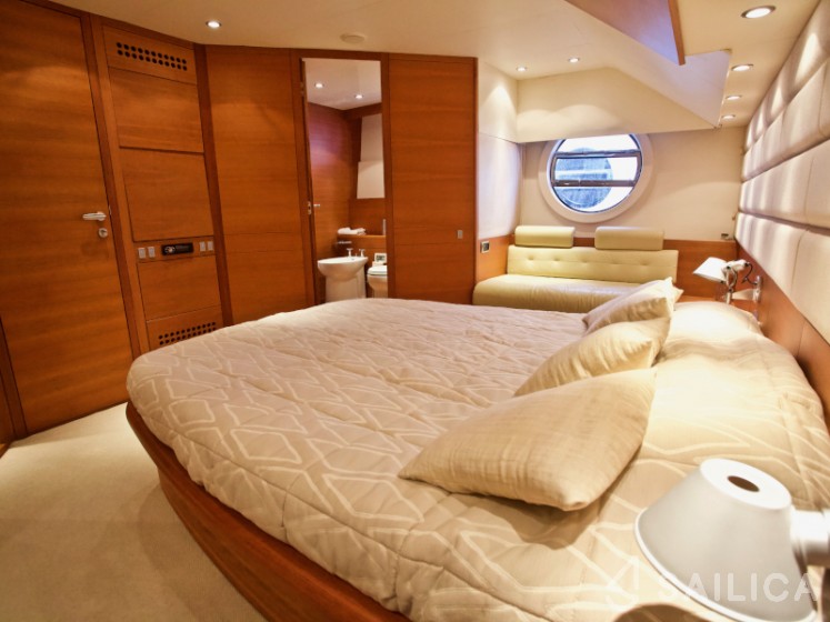 Aicon 64 Fly - Yacht Charter Sailica