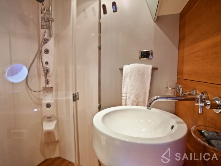 Aicon 64 Fly - Yacht Charter Sailica
