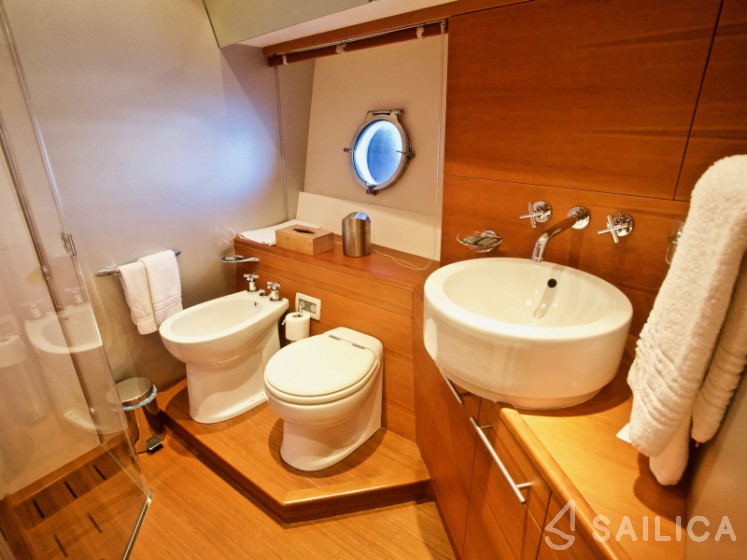 Aicon 64 Fly - Yacht Charter Sailica