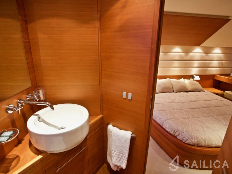 Aicon 64 Fly - Yacht Charter Sailica