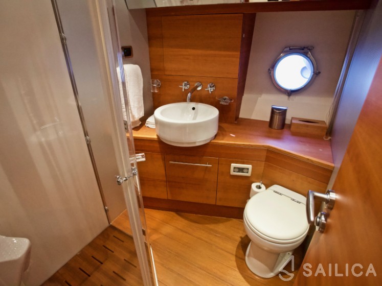 Aicon 64 Fly - Yacht Charter Sailica