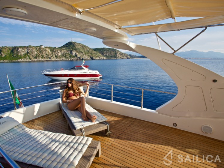 Aicon 64 Fly - Yacht Charter Sailica