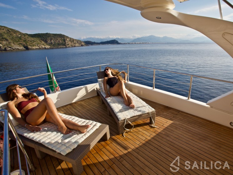 Aicon 64 Fly - Yacht Charter Sailica