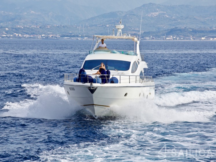Aicon 64 Fly - Yacht Charter Sailica