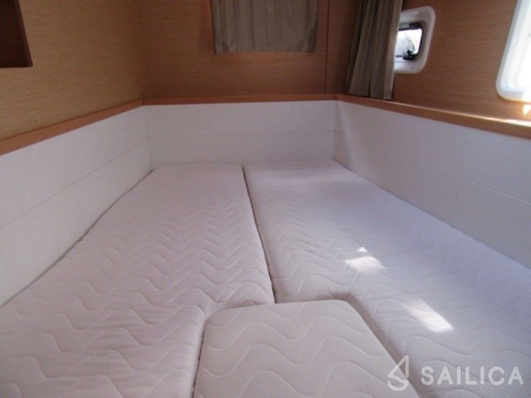 Lagoon 400 S2 - Yacht Charter Sailica