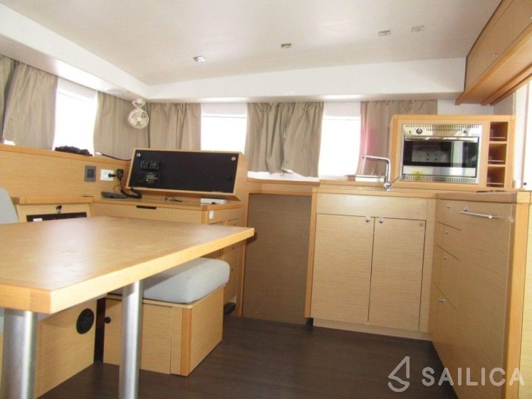 Lagoon 400 S2 - Yacht Charter Sailica