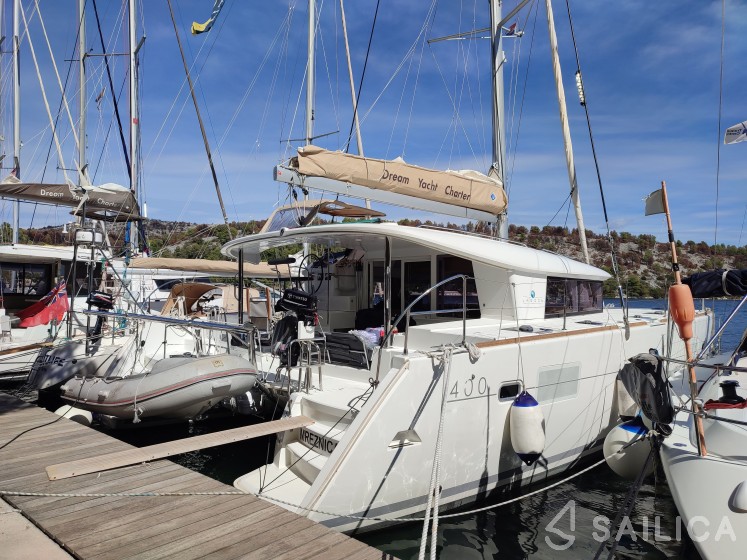Lagoon 400 S2 - Yacht Charter Sailica