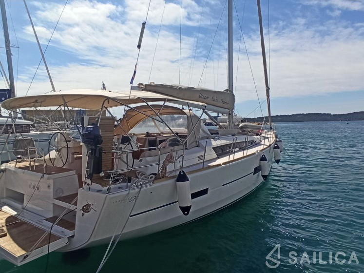 Dufour 520 GL - Yacht Charter Sailica