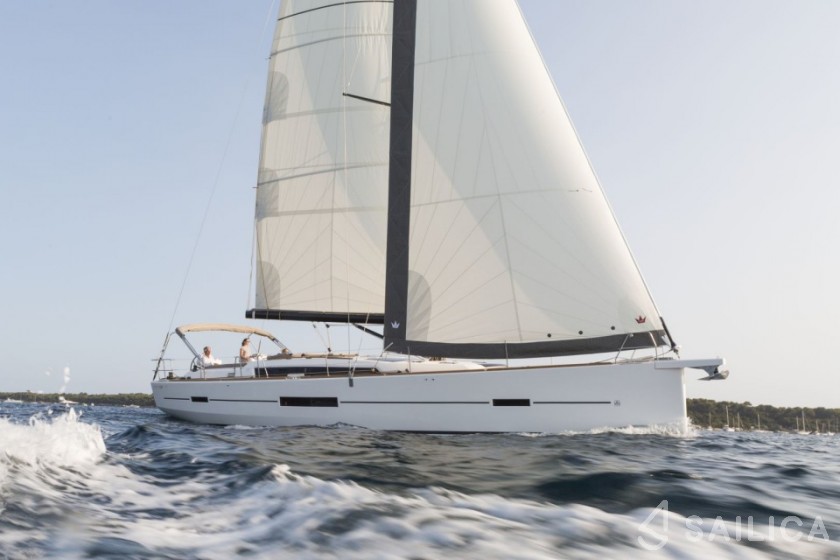 Dufour 520 GL - Yacht Charter Sailica