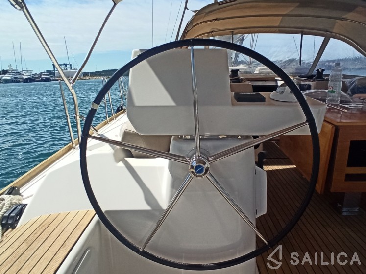 Dufour 520 GL - Yacht Charter Sailica