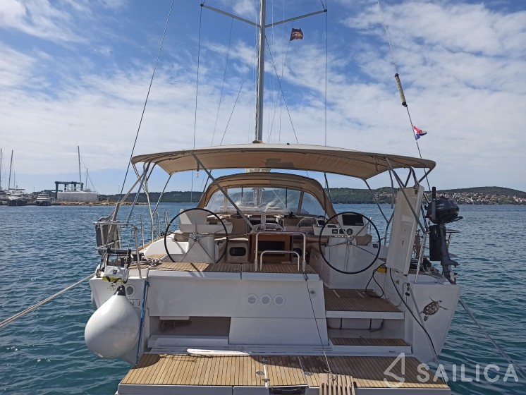Dufour 520 GL - Yacht Charter Sailica