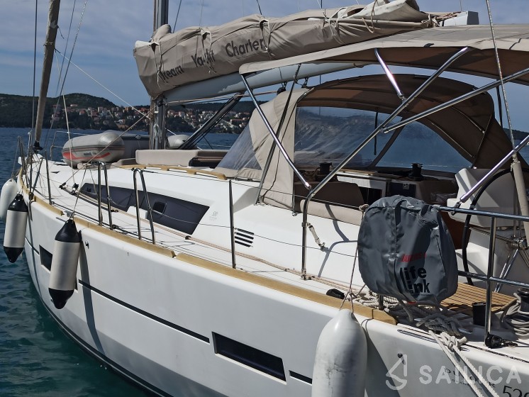 Dufour 520 GL - Yacht Charter Sailica