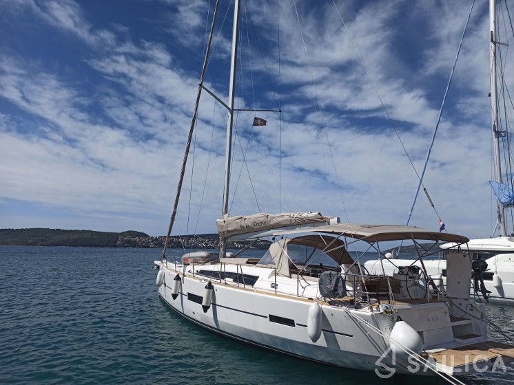 Dufour 520 GL - Yacht Charter Sailica