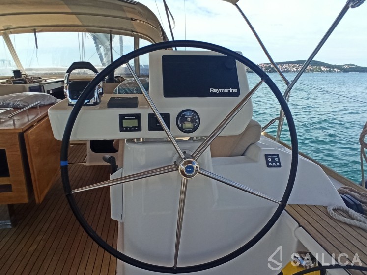 Dufour 520 GL - Yacht Charter Sailica