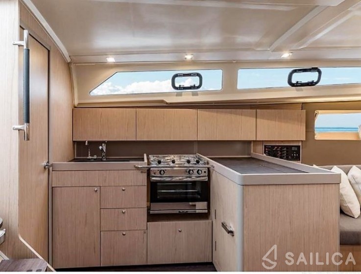 Oceanis 41.1 - Yacht Charter Sailica