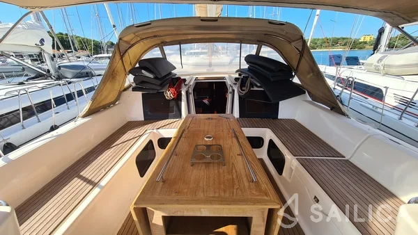 Dufour 520 GL - Yacht Charter Sailica