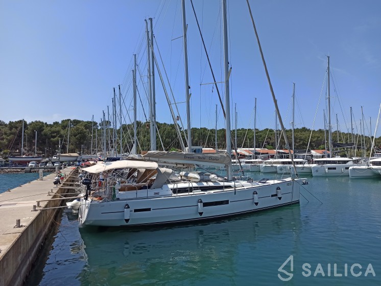 Dufour 520 GL - Yacht Charter Sailica