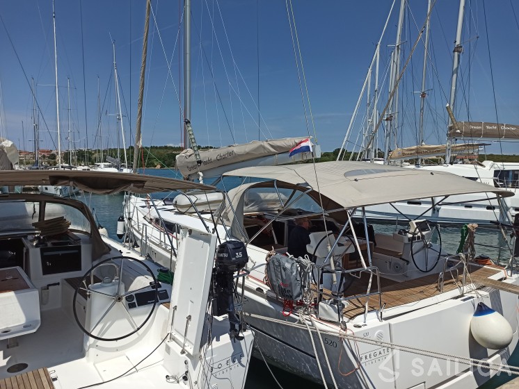 Dufour 520 GL - Yacht Charter Sailica