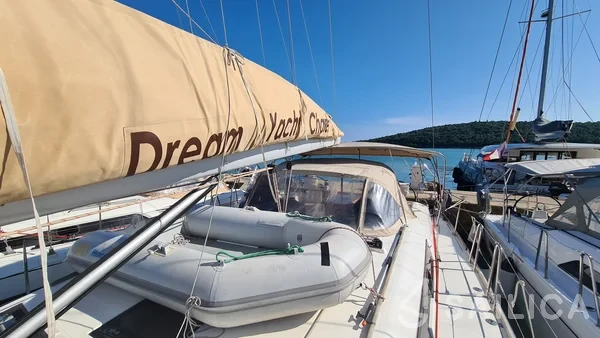 Dufour 520 GL - Yacht Charter Sailica
