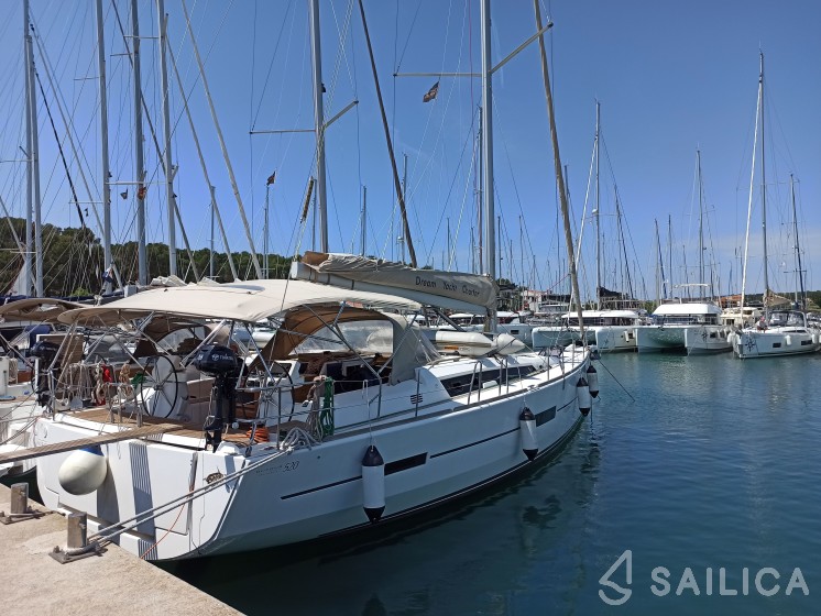 Dufour 520 GL - Yacht Charter Sailica