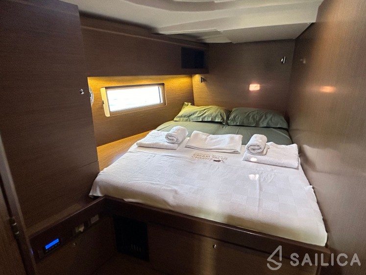 Oceanis 51.1 - Yacht Charter Sailica