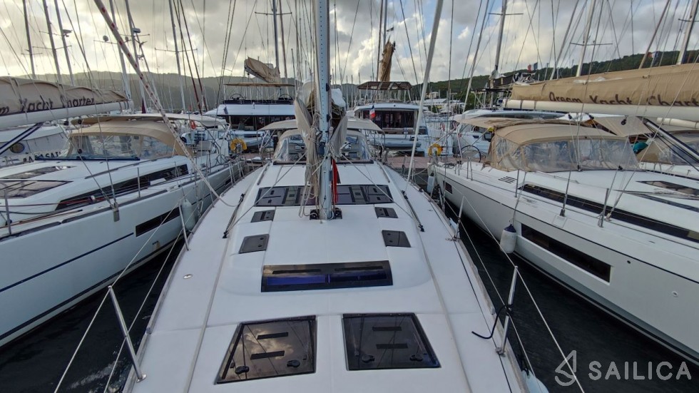 Dufour 520 GL - Yacht Charter Sailica