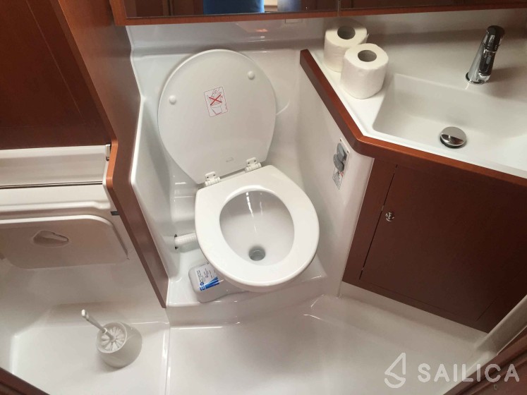 Oceanis 41.1 - Yacht Charter Sailica