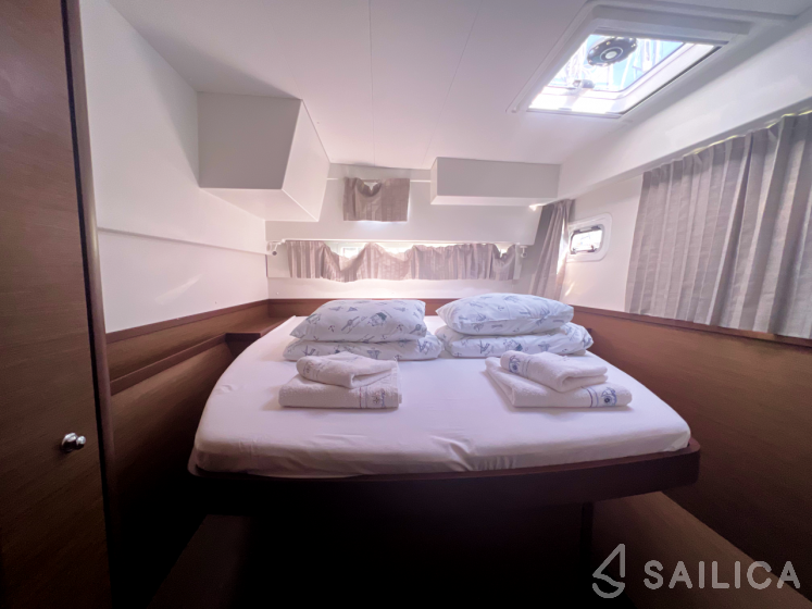 Lagoon 42 - Yacht Charter Sailica