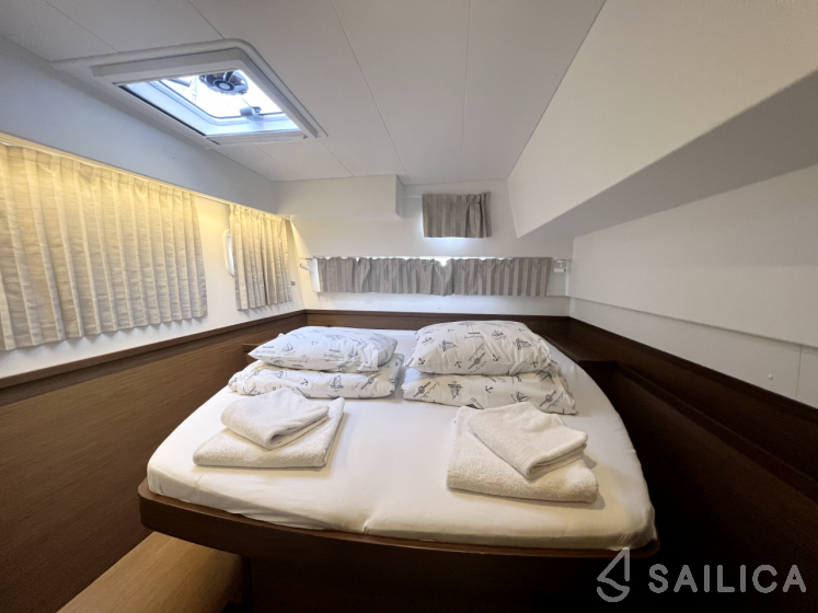 Lagoon 42 - Yacht Charter Sailica