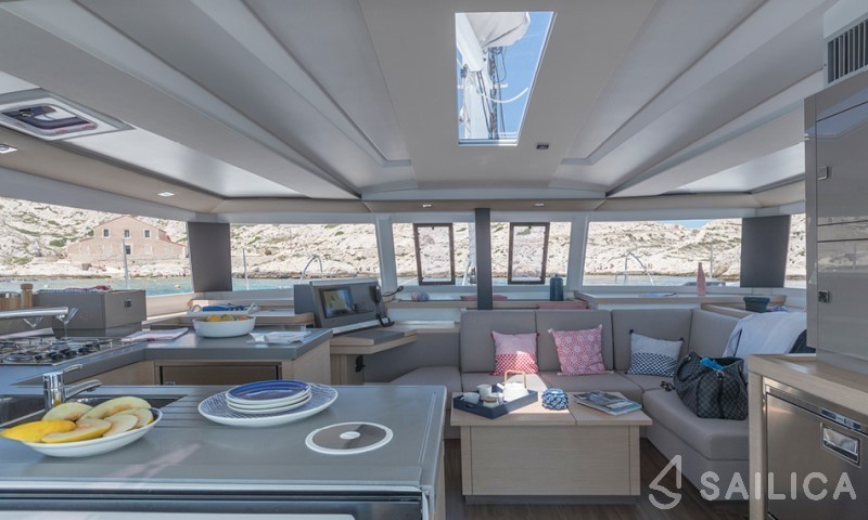 Astréa 42 - Yacht Charter Sailica