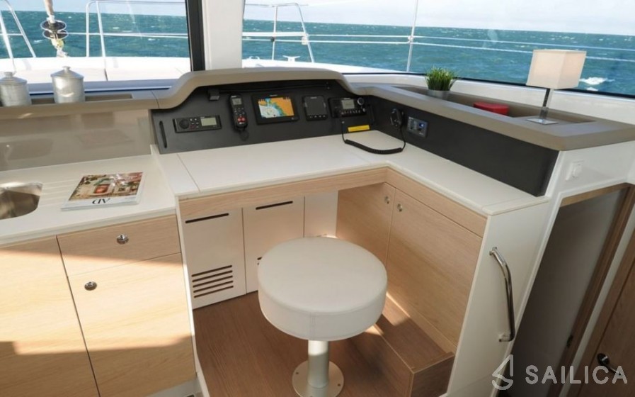 Bali 4.1 - Yacht Charter Sailica