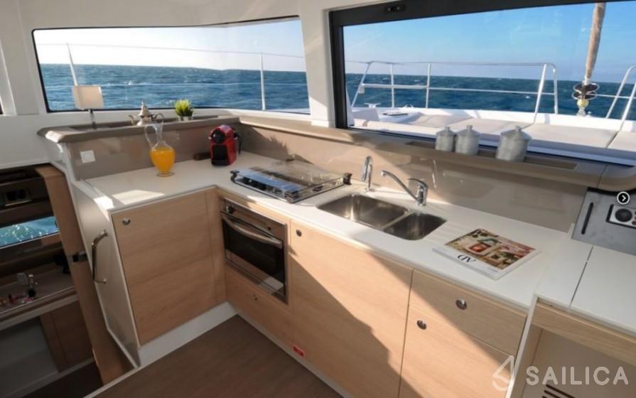 Bali 4.1 - Yacht Charter Sailica