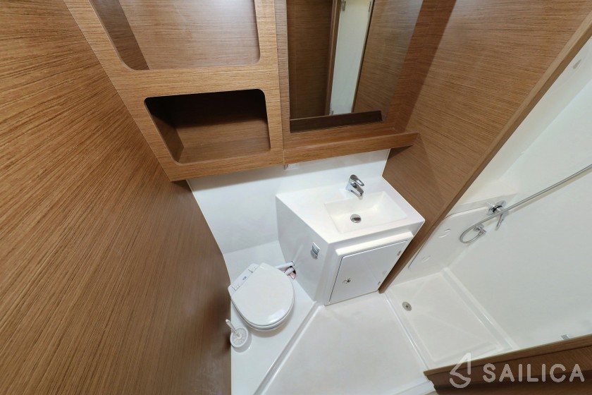 Lagoon 42 - Yacht Charter Sailica