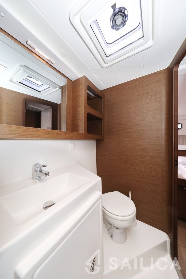 Lagoon 42 - Yacht Charter Sailica