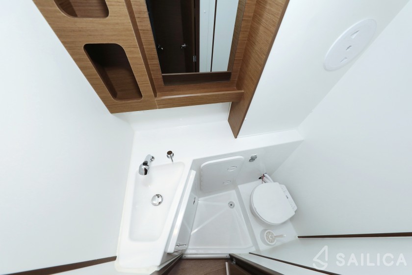 Lagoon 42 - Yacht Charter Sailica