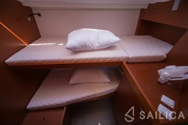 Oceanis 48 - Yacht Charter Sailica